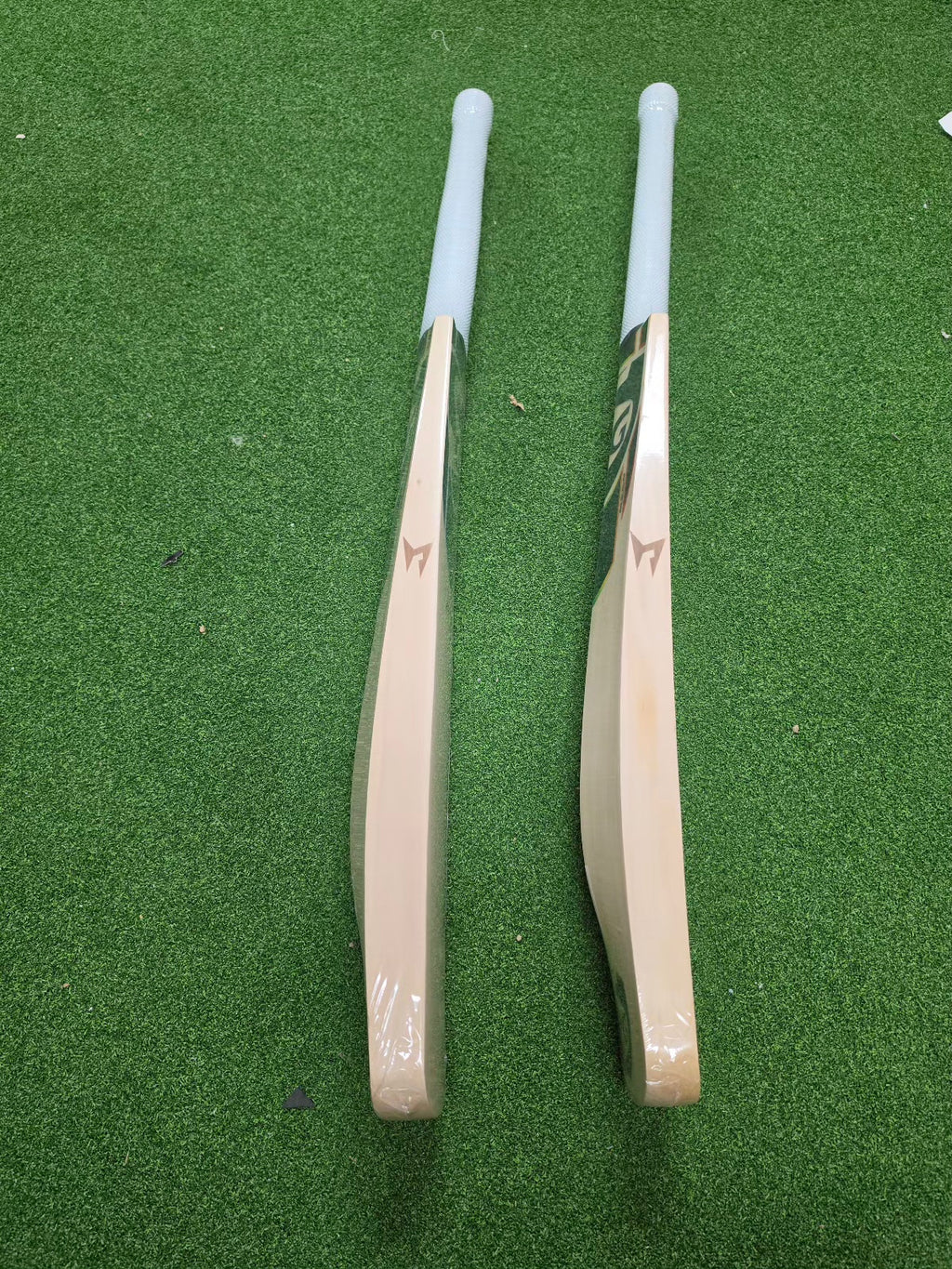 SG HP33 cricket players bat 2026, professional grade willow bat with round toe, includes free machine knocking and oiling services.
