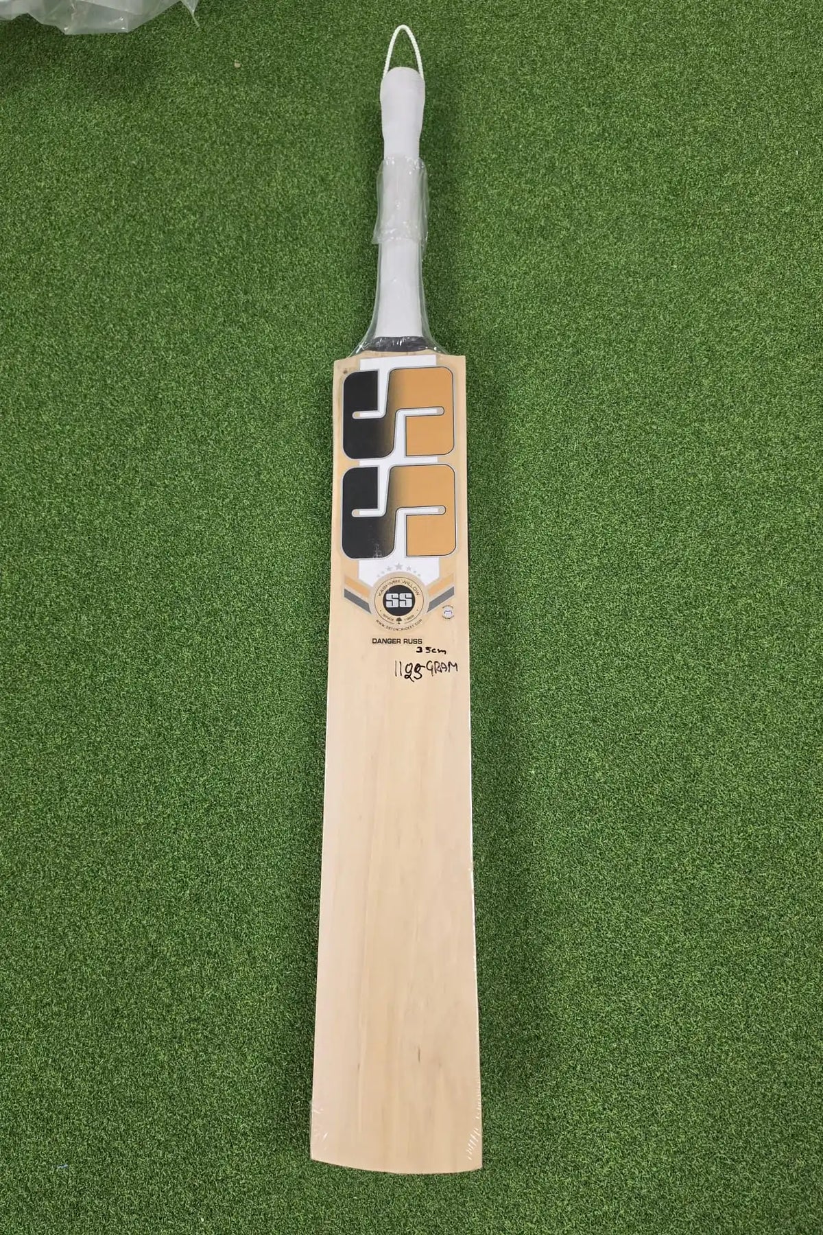 Blank white preview area for the SS Dre Russell Kashmir Willow Cricket Bat product image listing.