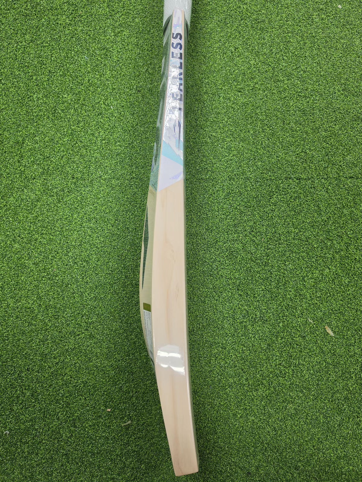 DSC Nissanka 3 0 English Willow Cricket Bat - Short Handle (SH) - Side View